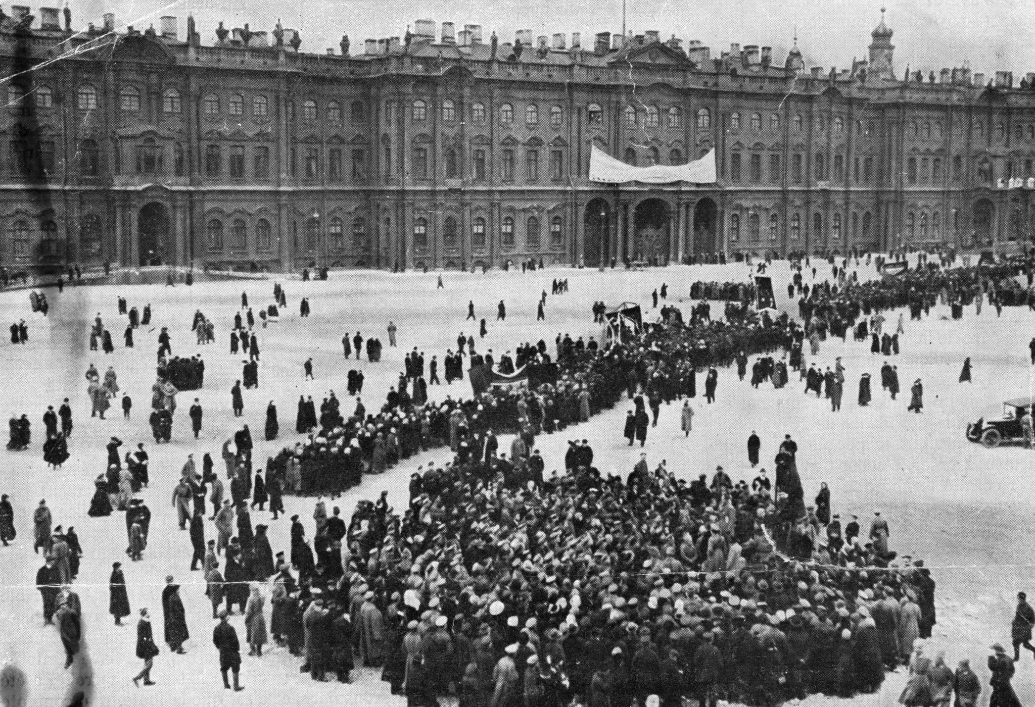 População reunida em frente ao Palácio de Inverno em 1917.