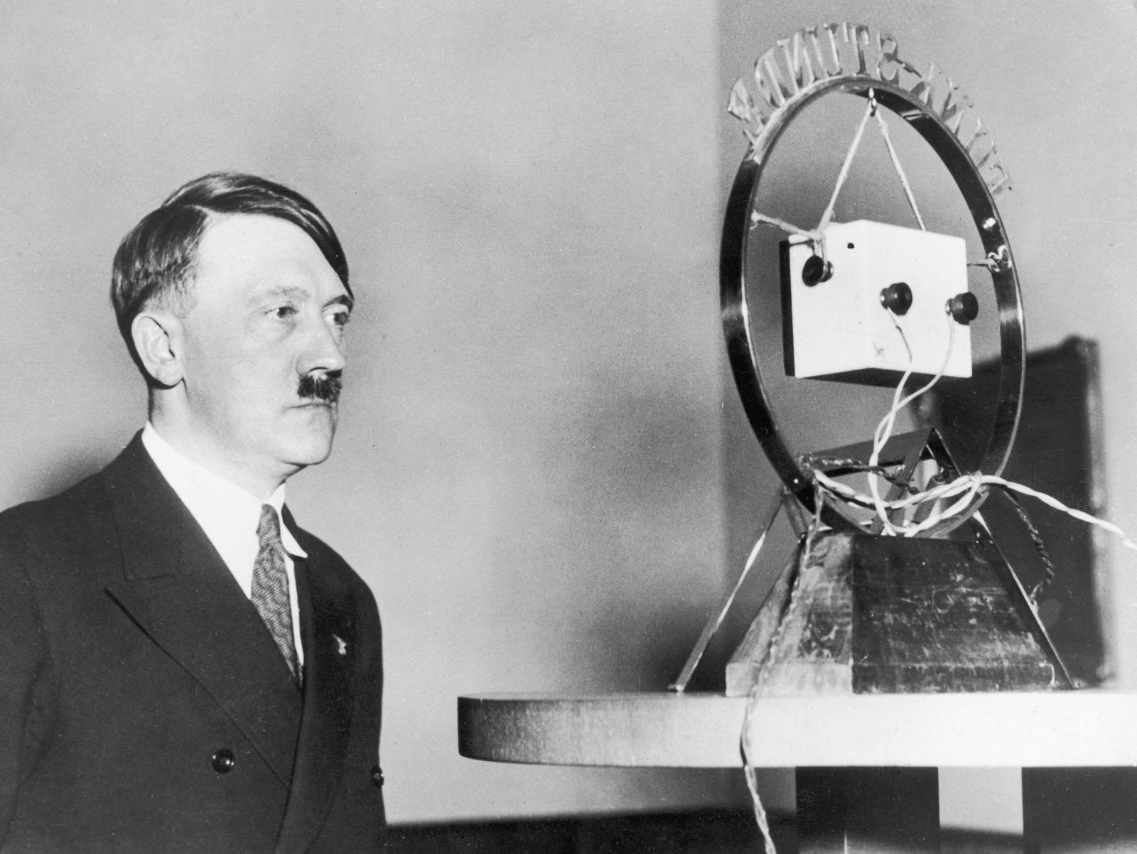 Hitler em discurso na rádio, 1933.