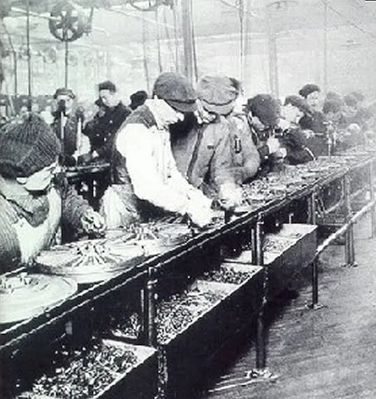 A linha de montagem da Ford Motor Company (1913).