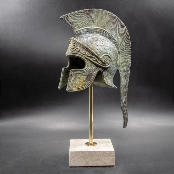Capacete coríntio de bronze, parte do equipamento do hoplita.