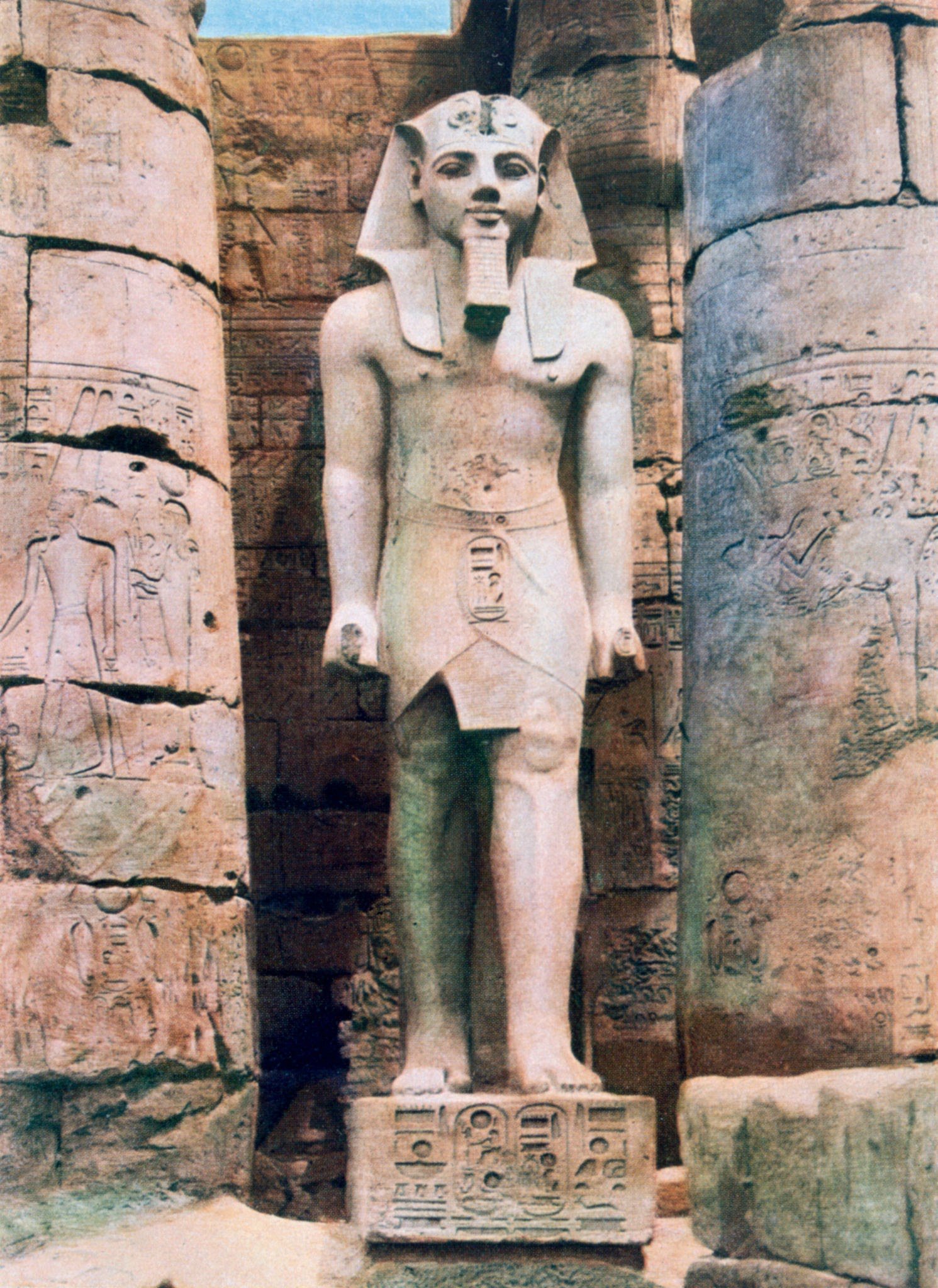 Ramsés II: a grandiosidade divina do Faraó em pedra.