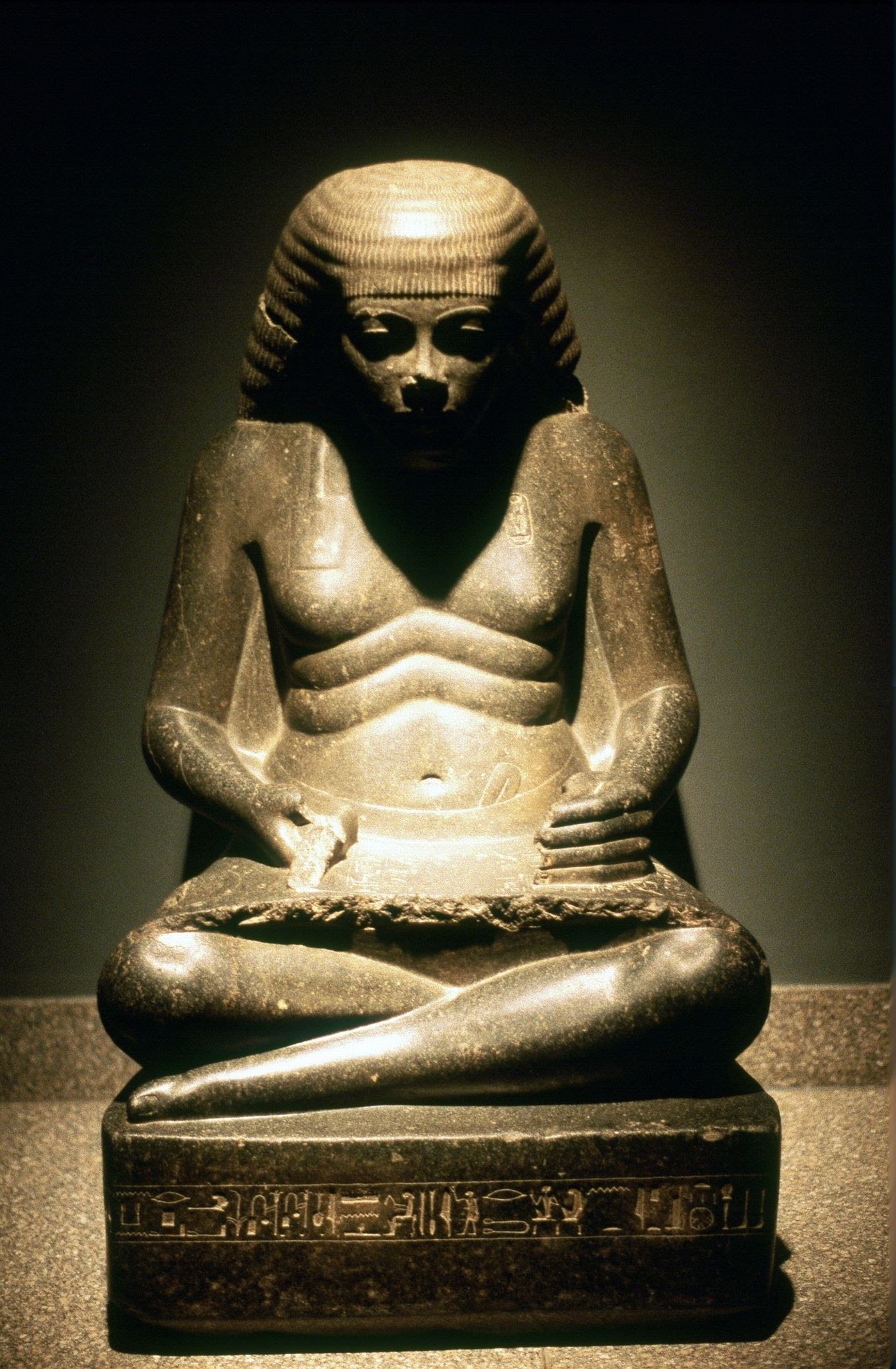 Estátua de um escriba sentado: o símbolo da elite burocrática egípcia.