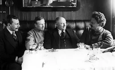 Leon Trotsky em seu trem militar durante a Guerra Civil Russa (c. 1920).