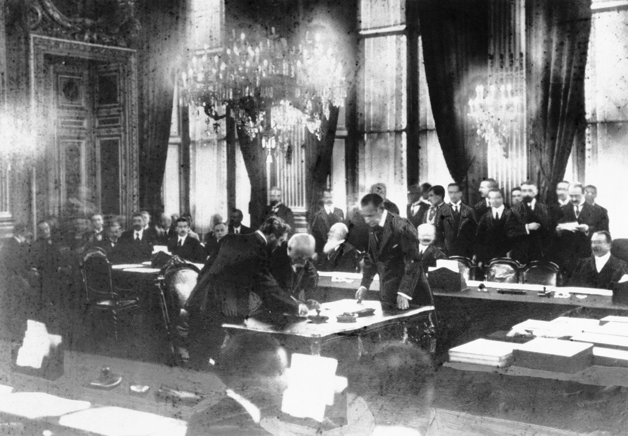 Assinatura do Tratado de Versalhes na Sala dos Espelhos (1919).