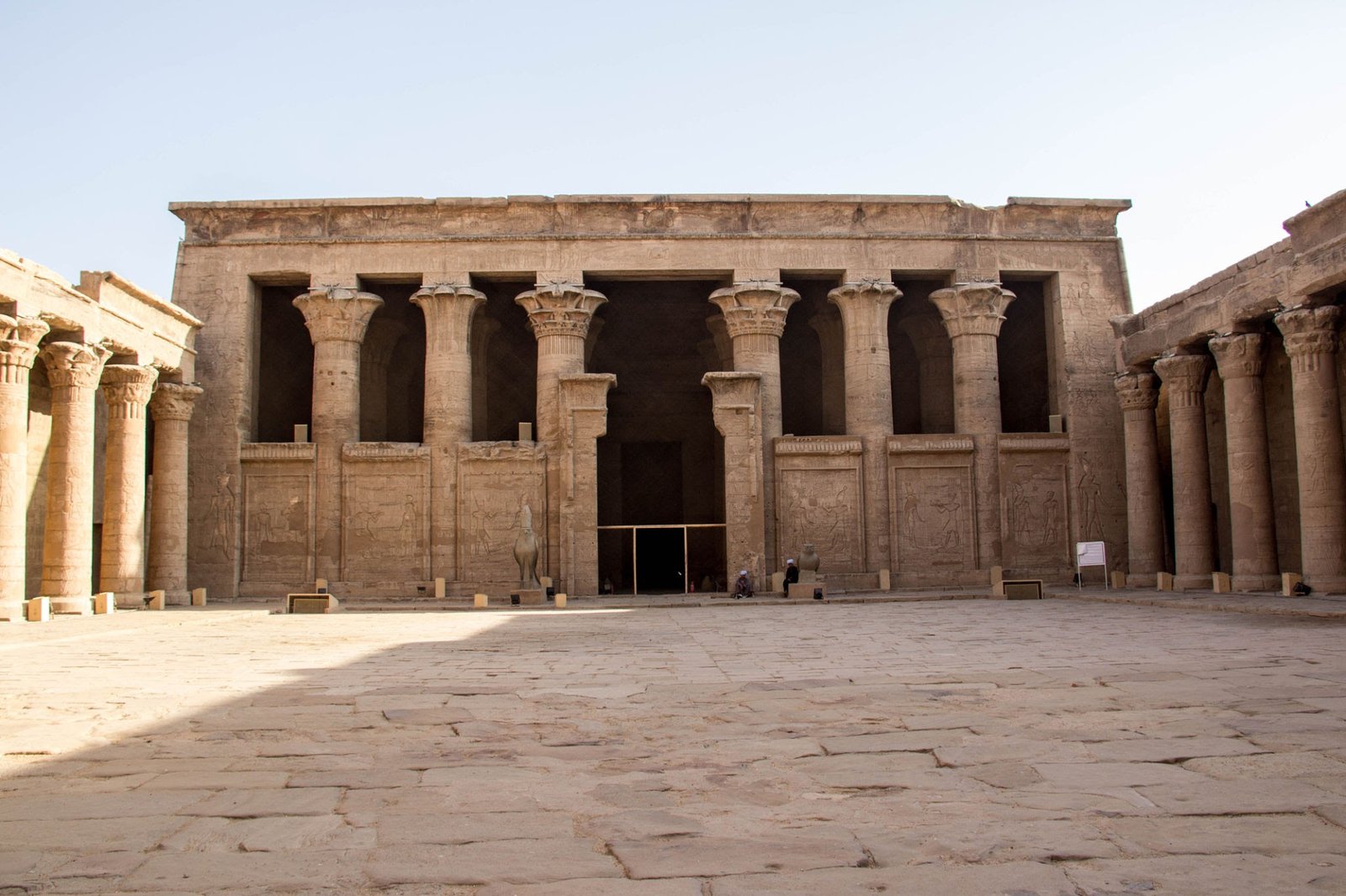 O Templo de Edfu: construído por faraós gregos em estilo egípcio.