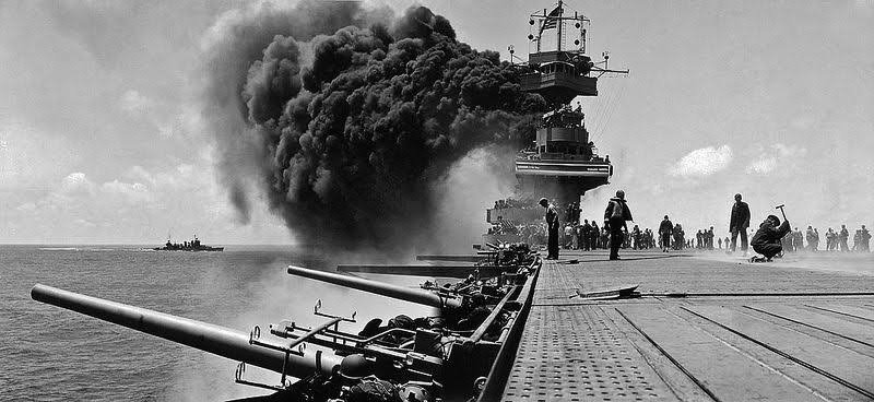 O USS Yorktown sob ataque em Midway, 1942.