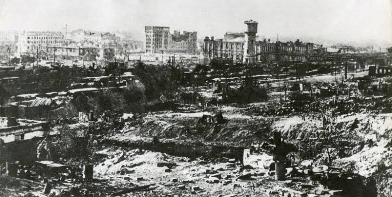 Ruínas de Stalingrado após os intensos bombardeios, 1942.