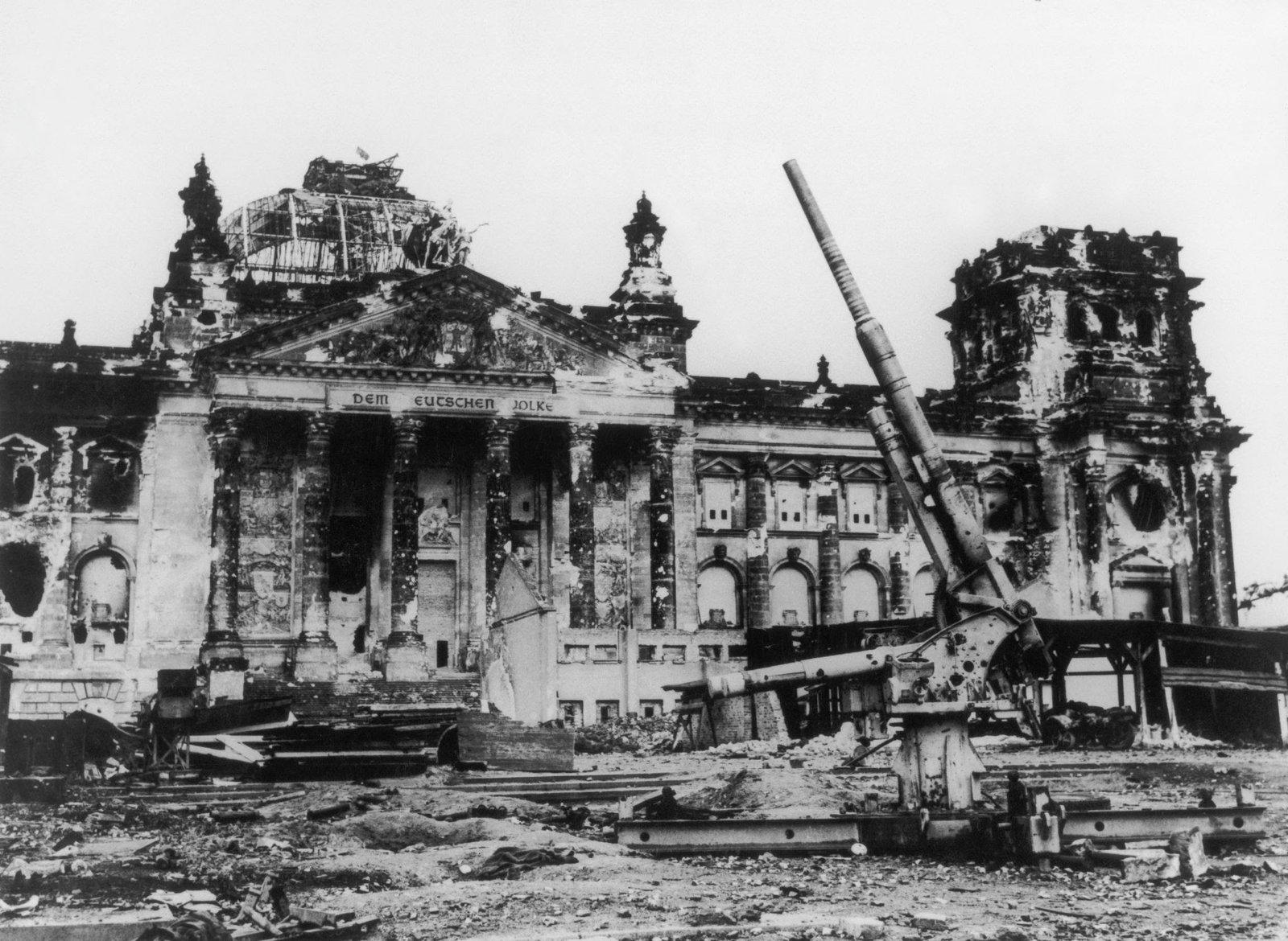 Ruínas do Reichstag após a Batalha de Berlim, 1945.