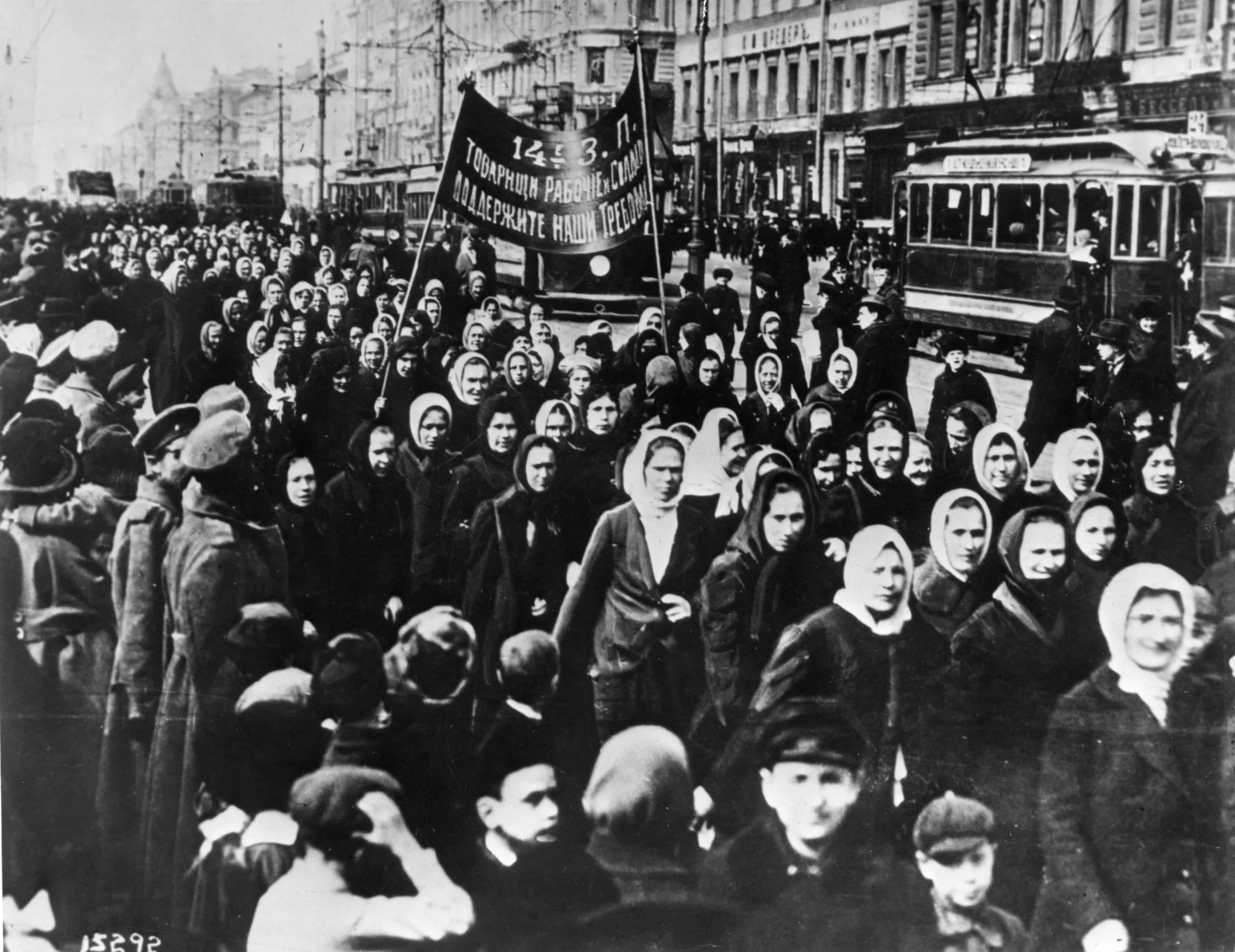 Manifestação de operárias em Petrogrado (Fevereiro de 1917).